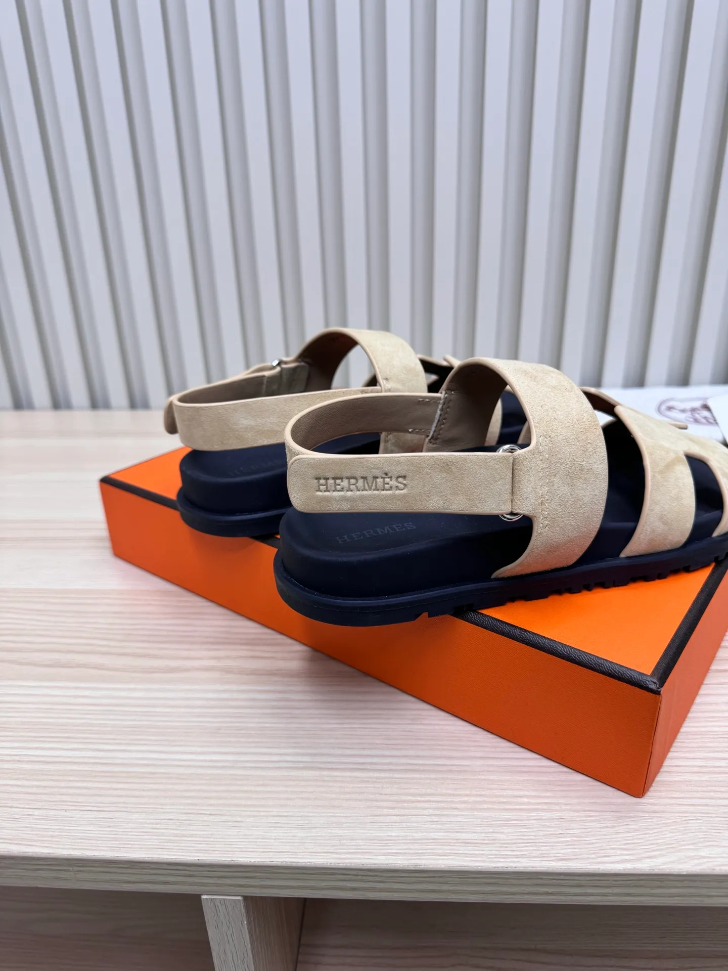 👟👟Ex-factory price 502👟👟Hermes🐎The extremely popular couple’s second uncle slippers/golden sandals and slippers, paired with various colorful socks, are so trendy!  ———————— Upper: imported cowhide/sheep leather/cloth/palmprint leather lining: imported cowhide/sheepskin outsole: Tpu non-slip and wear-resistant outsole Female size: 35-42 (40.41.42 non-returnable and non-exchangeable) Male code: 39-45 (45 non-returnable and non-exchangeable)